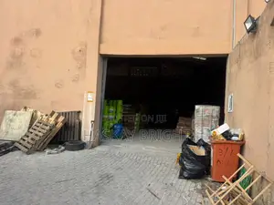 700 SQM Warehouse With 3 Unit 2 Bedroom Apartment for Rent at Achimota