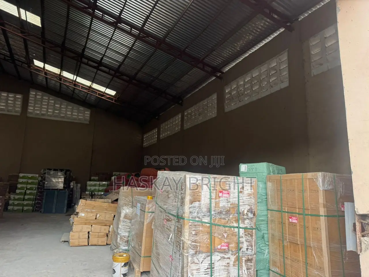 700 SQM Warehouse With 3 Unit 2 Bedroom Apartment for Rent at Achimota