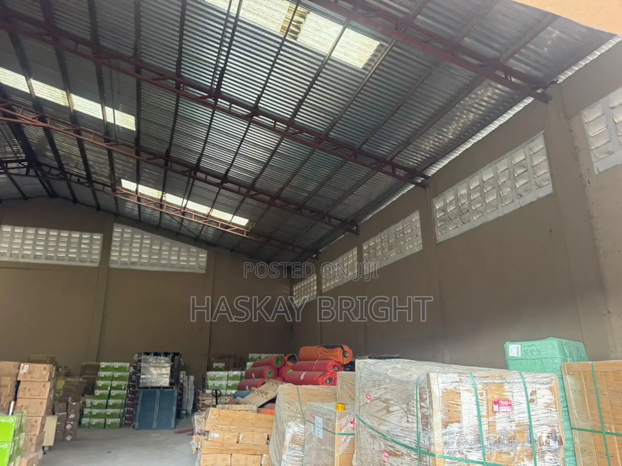 700 SQM Warehouse With 3 Unit 2 Bedroom Apartment for Rent at Achimota