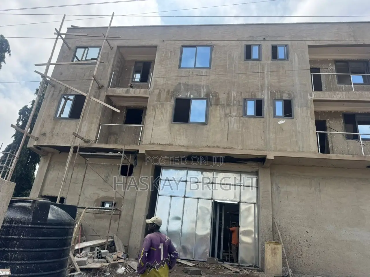500 SQM Warehouse With 2 Unit 2 Bedroom Apartment for Rent at Achimota