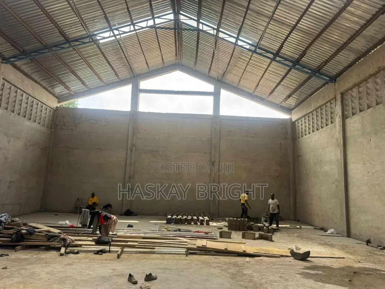 500 SQM Warehouse With 2 Unit 2 Bedroom Apartment for Rent at Achimota