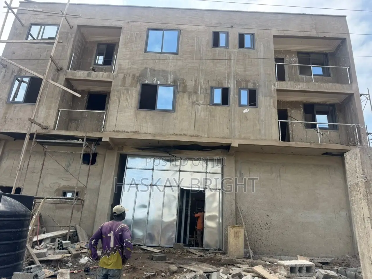 500 SQM Warehouse With 2 Unit 2 Bedroom Apartment for Rent at Achimota