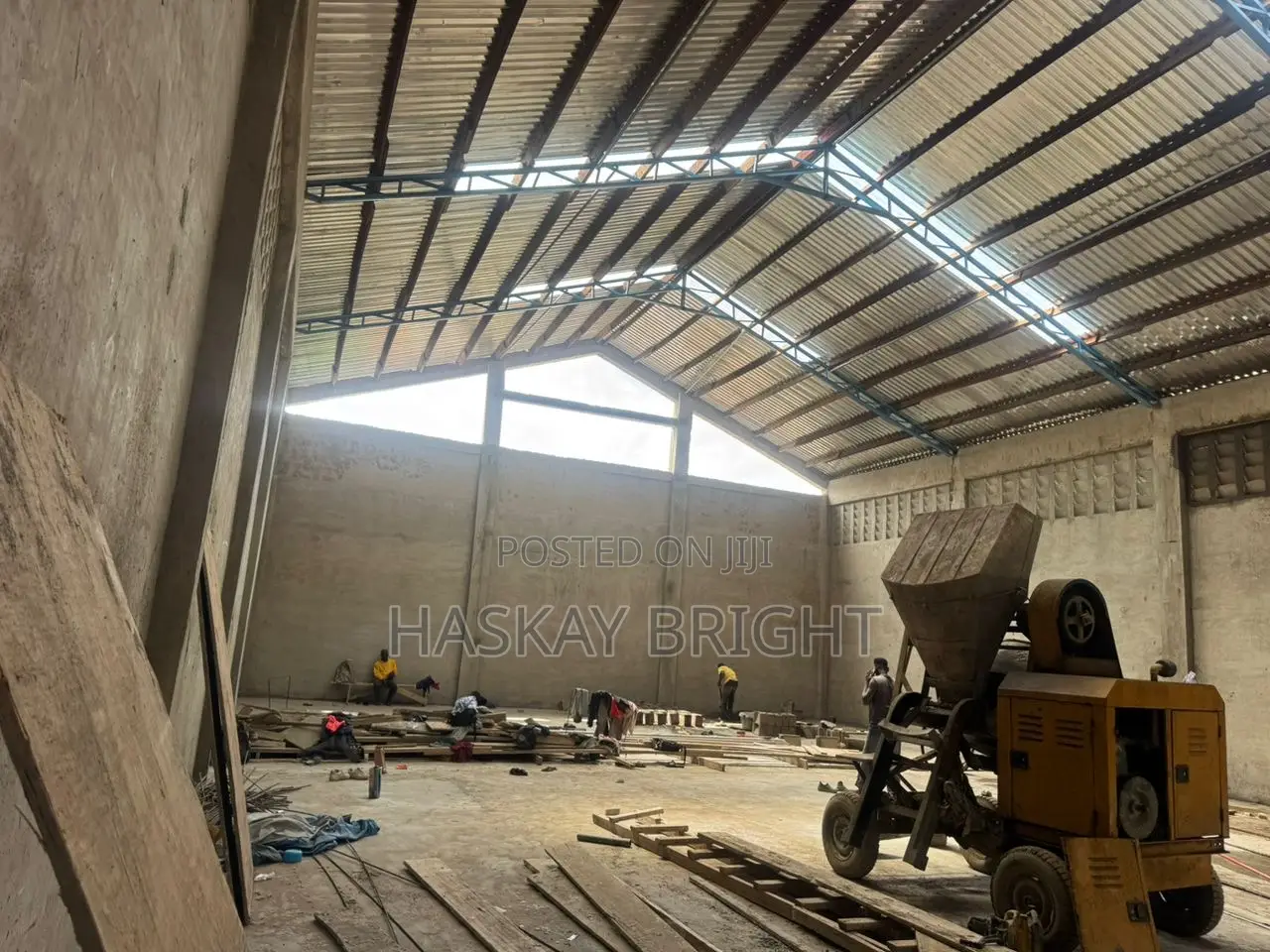 500 SQM Warehouse With 2 Unit 2 Bedroom Apartment for Rent at Achimota