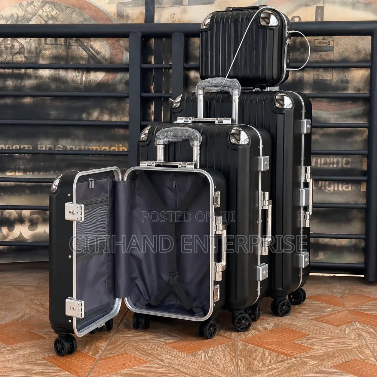 Beautiful Travelling Luggage Bags
