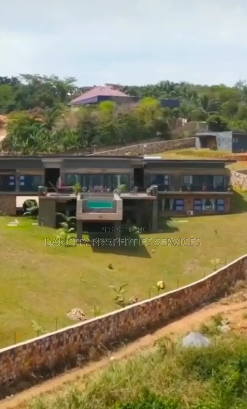 5bdrm Mansion in Aburi for sale
