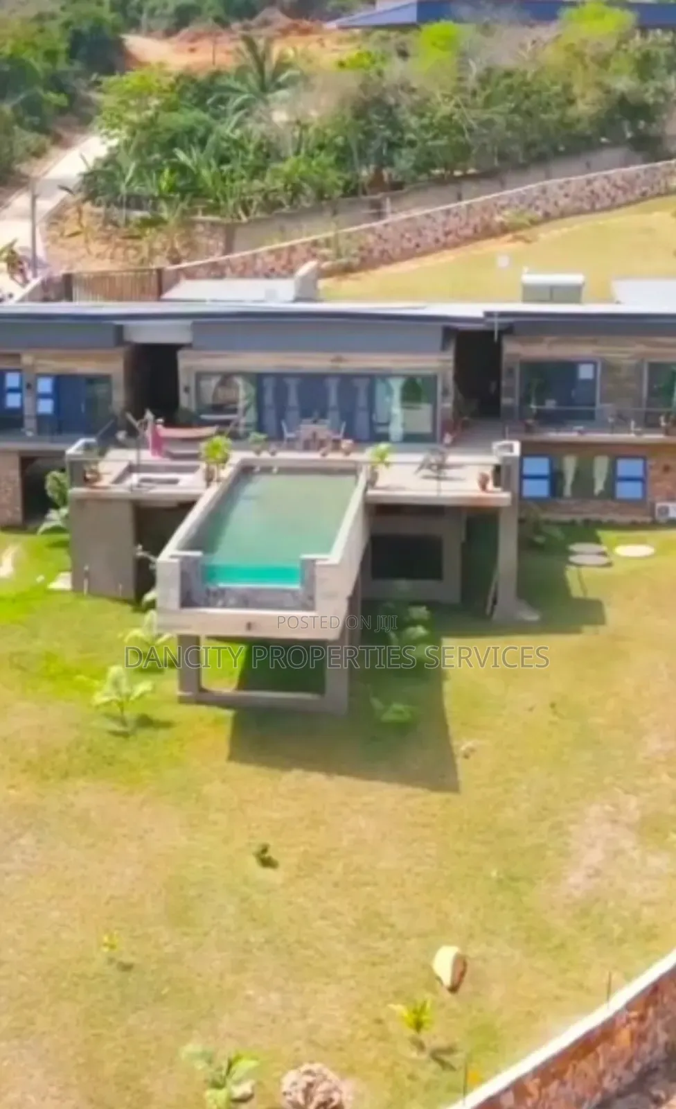 5bdrm Mansion in Aburi for sale