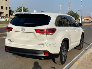 Toyota Highlander LE 4x2 V6 (3.5L 6cyl 8A) 2017 White