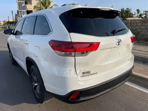 Toyota Highlander LE 4x2 V6 (3.5L 6cyl 8A) 2017 White