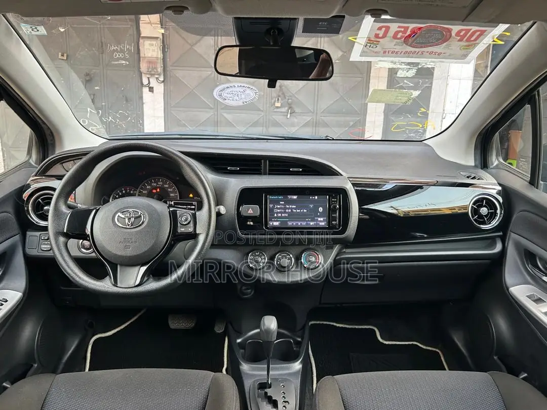 Toyota Vitz 1.3 FWD 5dr 2015 Black