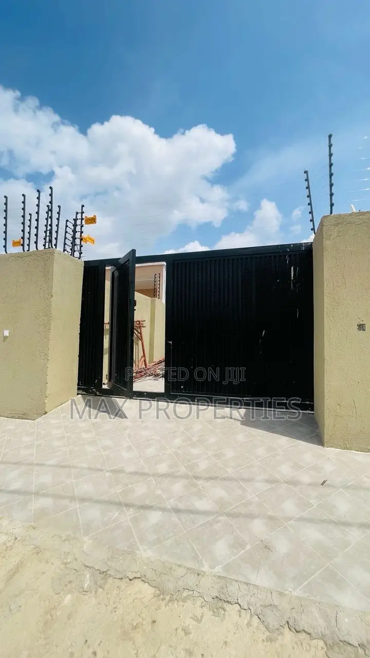 3bdrm House in Pokuase for sale