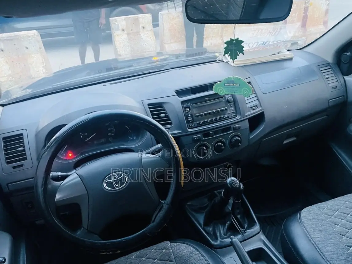 Toyota Hilux 2013 Black