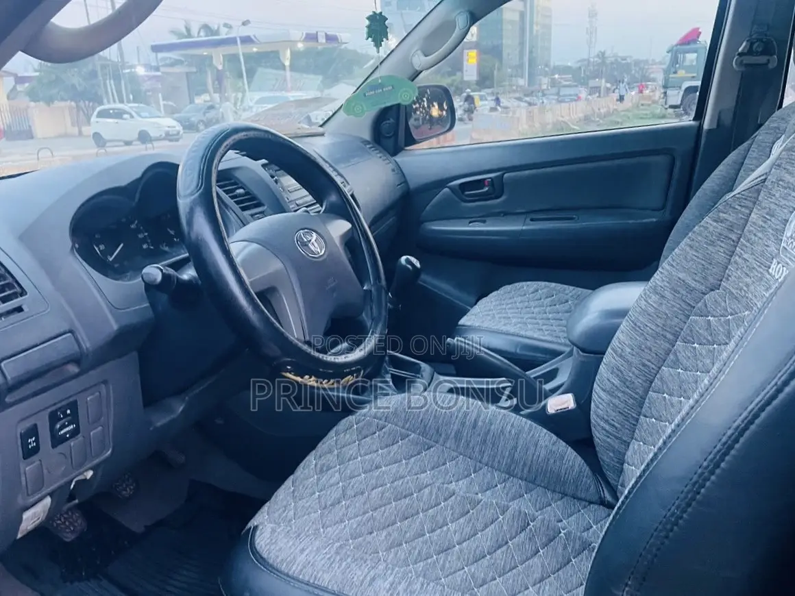 Toyota Hilux 2013 Black