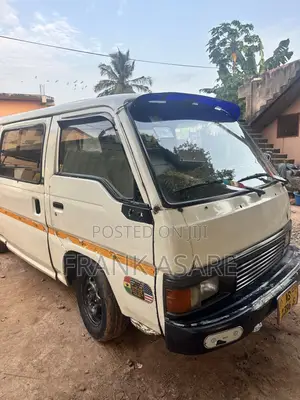 Nissan Caravan (Urvan) 2000 Beige