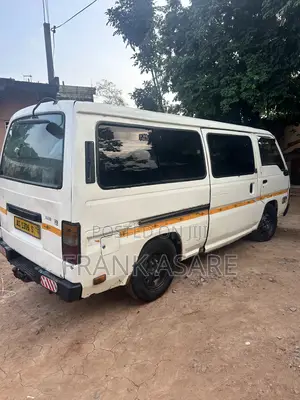Nissan Caravan (Urvan) 2000 Beige