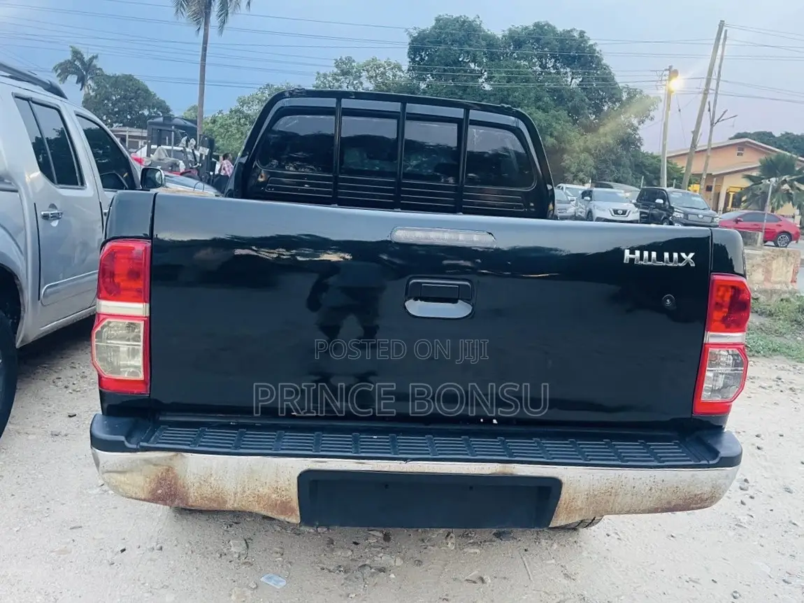 Toyota Hilux 2013 Black