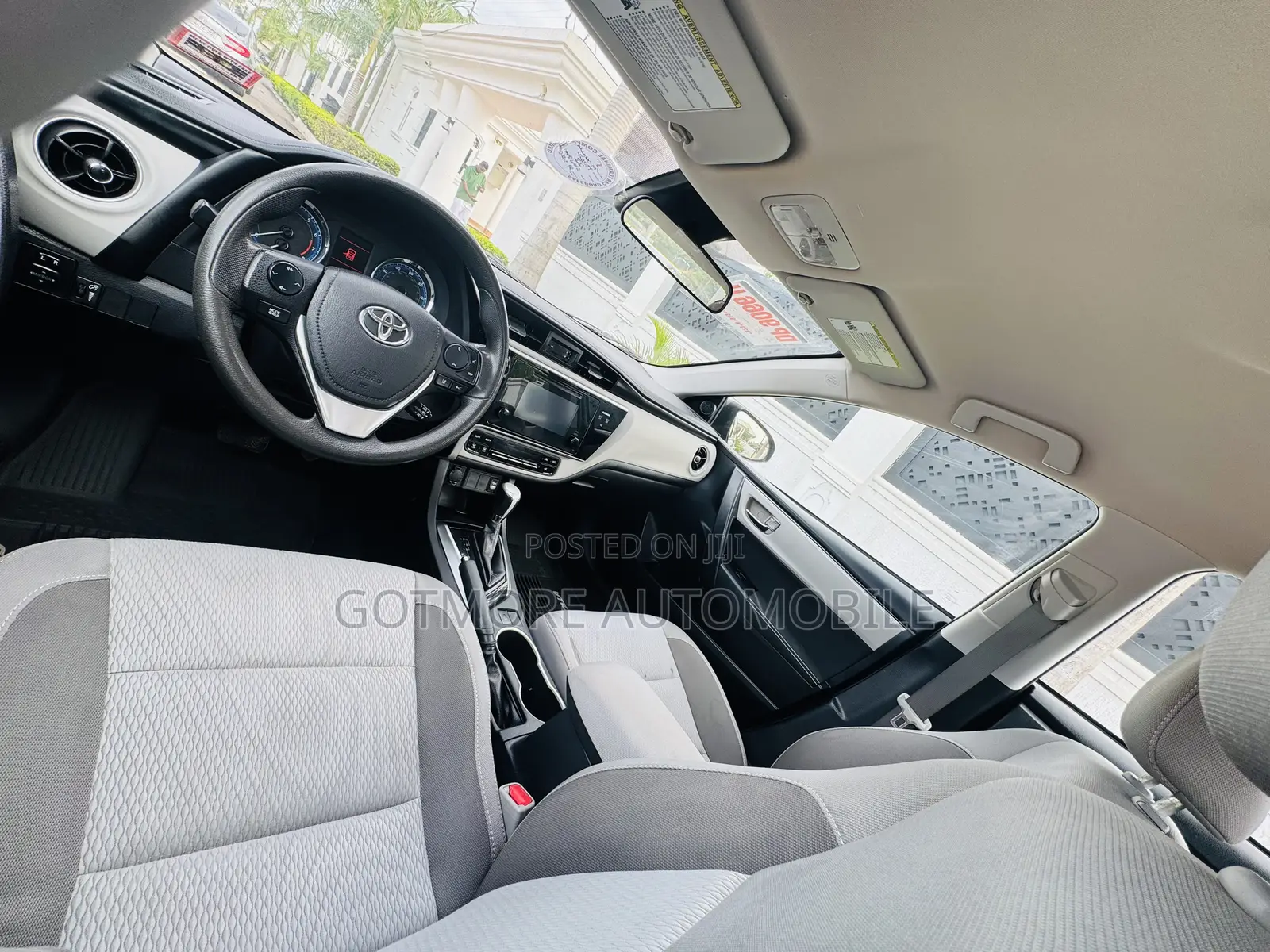 Toyota Corolla LE 4dr Sedan (1.8L 4cyl CVT) 2017
