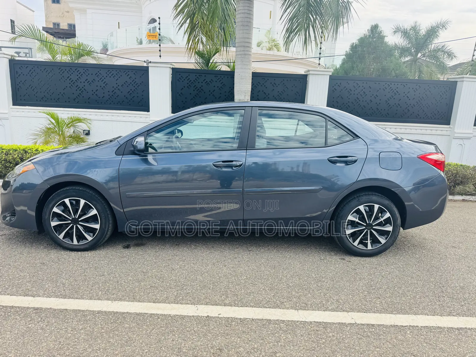 Toyota Corolla LE 4dr Sedan (1.8L 4cyl CVT) 2017