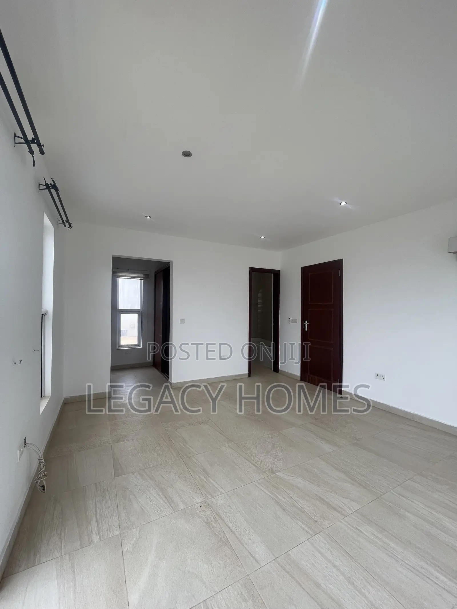 4bdrm Townhouse / Terrace in Teshi, First Junction for rent