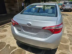 Toyota Corolla XLE 4dr Sedan (1.8L 4cyl CVT) 2017 Silver
