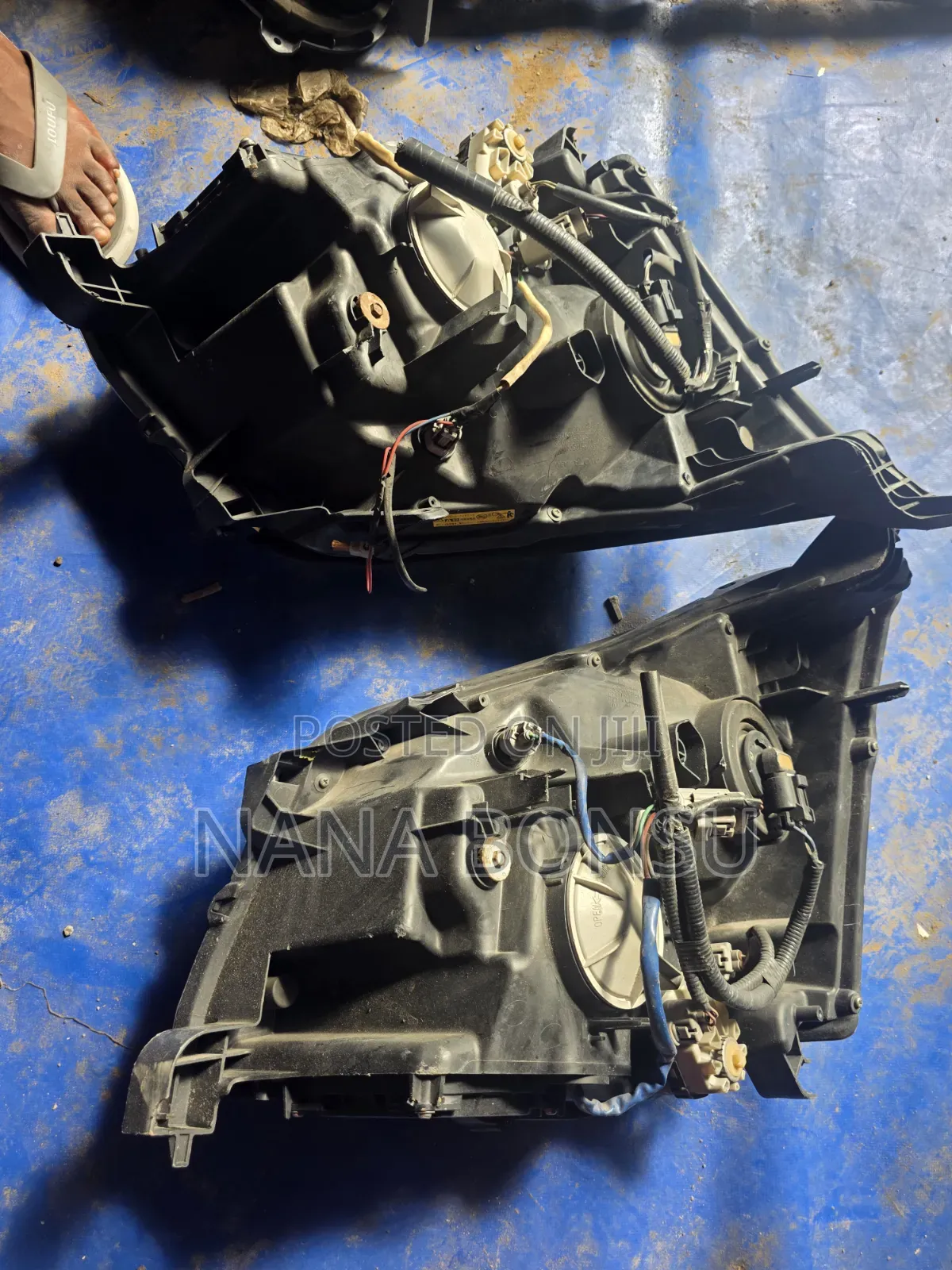 Toyota Noah Headlights