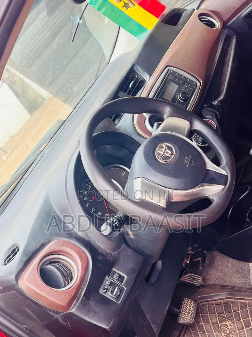 Toyota Vitz 2013 Red