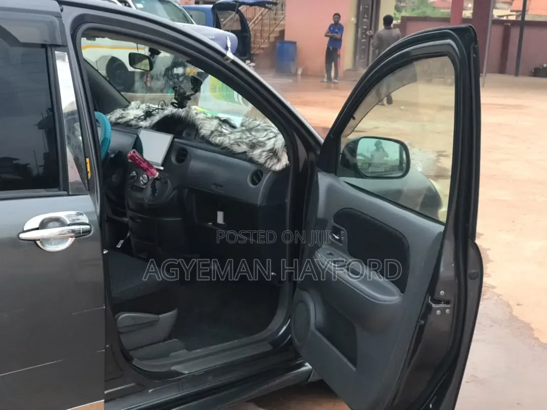 Toyota Sienta 2014 Gray