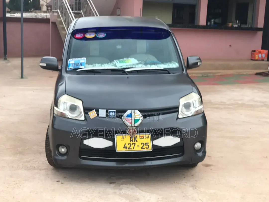 Toyota Sienta 2014 Gray