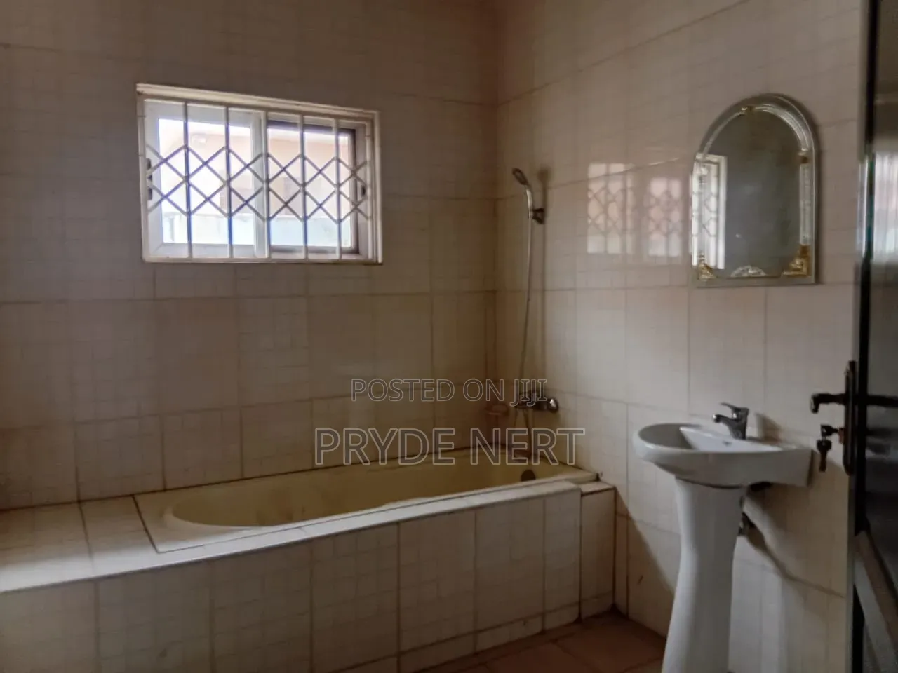 3bdrm House in C25 Estate, Tema Metropolitan for rent