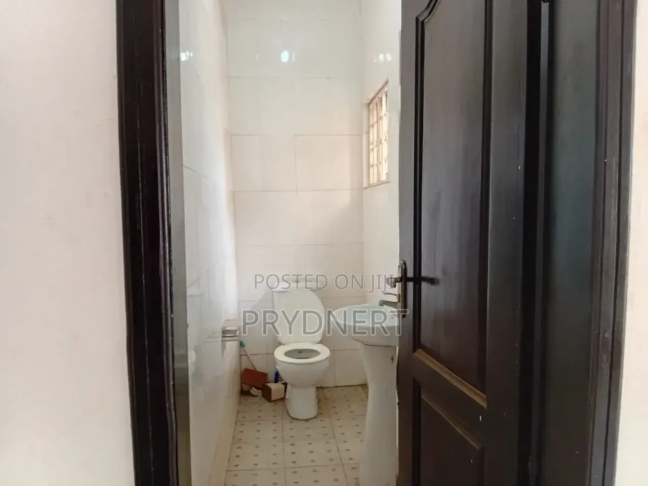 3bdrm House in C25 Estate, Tema Metropolitan for rent
