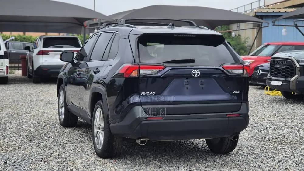 Toyota RAV4 XLE Premium 2025 Blue