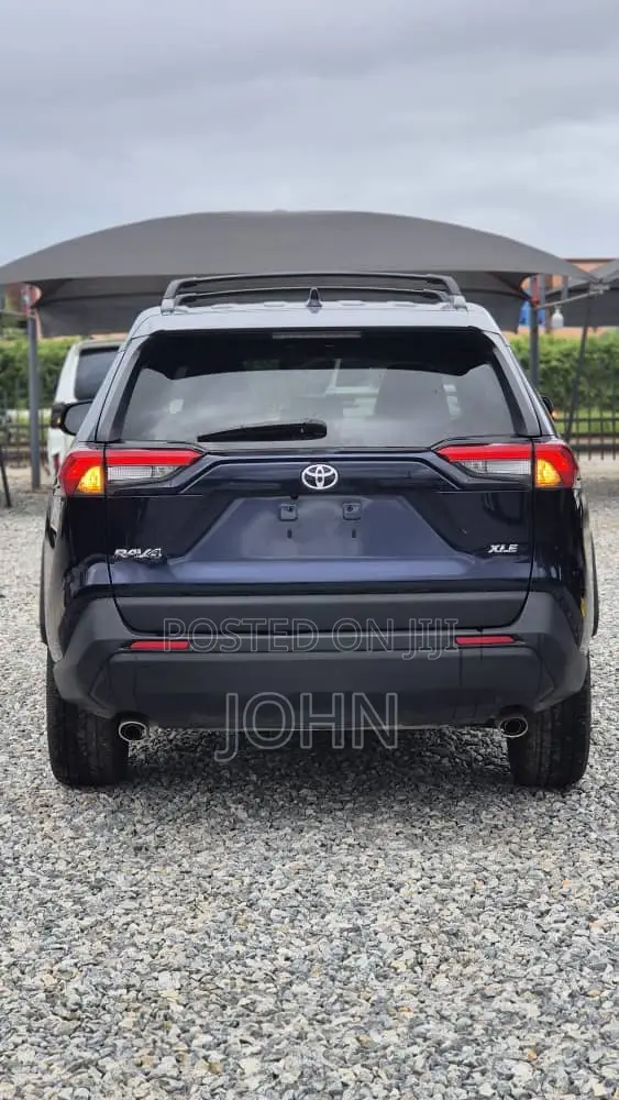 Toyota RAV4 XLE Premium 2025 Blue