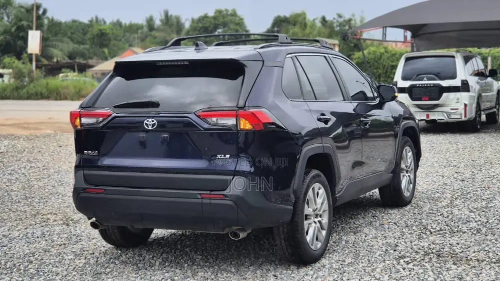 Toyota RAV4 XLE Premium 2025 Blue
