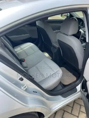 Hyundai Elantra SE Sedan FWD (2.0L 4cyl 6M) 2017 Silver