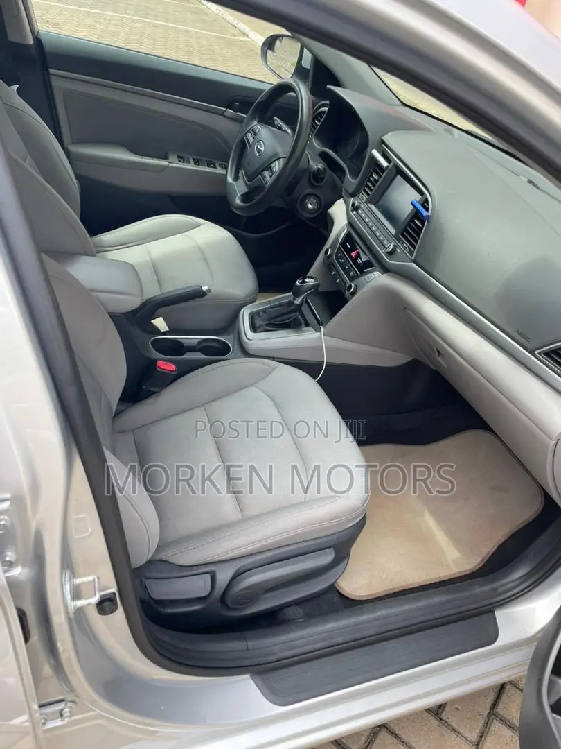 Hyundai Elantra SE Sedan FWD (2.0L 4cyl 6M) 2017 Silver
