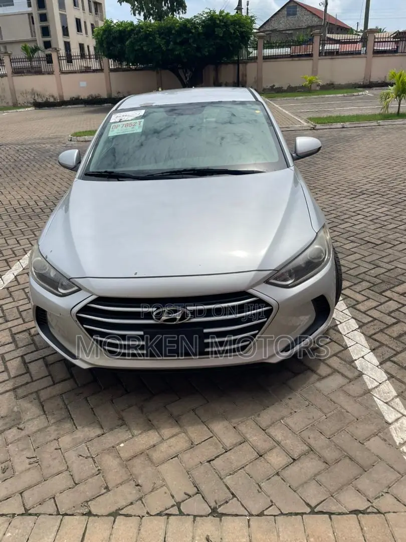 Hyundai Elantra SE Sedan FWD (2.0L 4cyl 6M) 2017 Silver