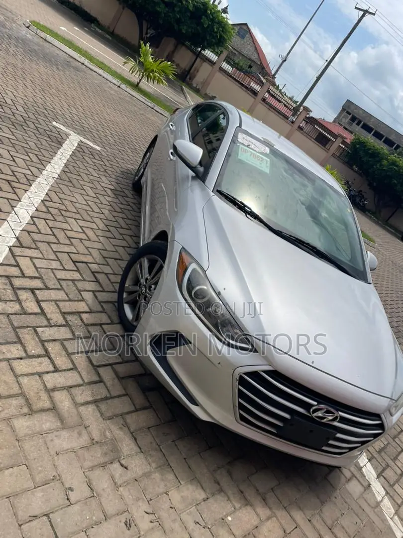 Hyundai Elantra SE Sedan FWD (2.0L 4cyl 6M) 2017 Silver