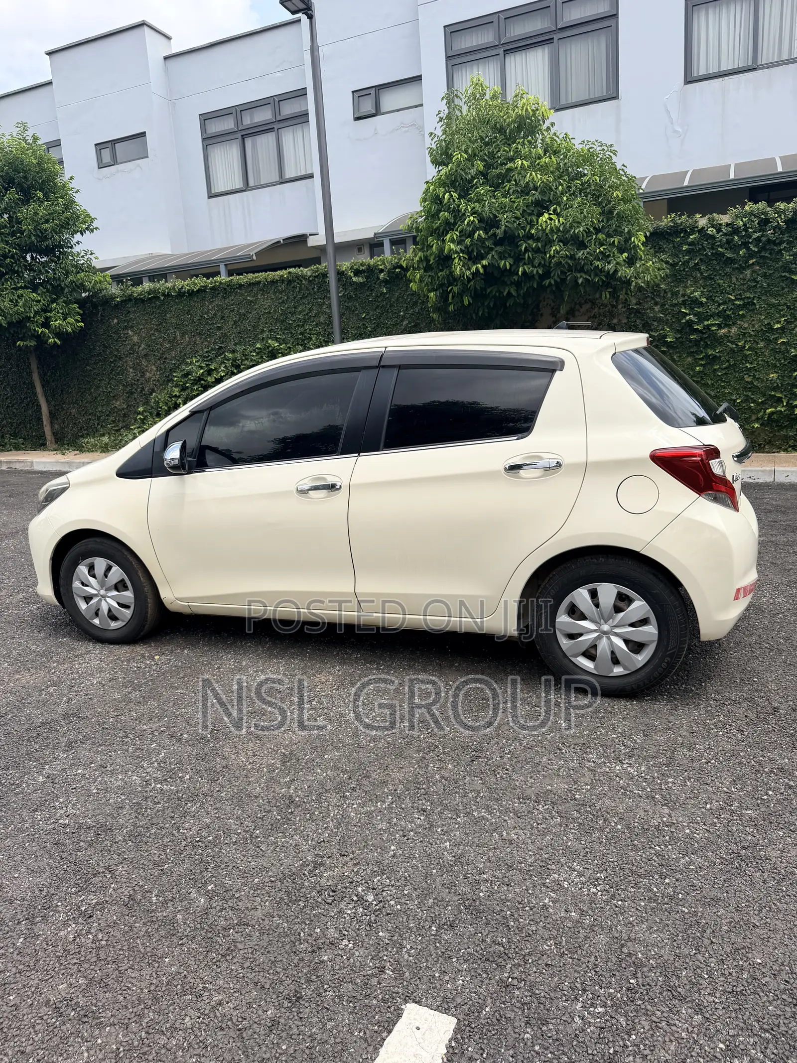 Toyota Vitz 1.3 AWD 5dr 2015 Off white