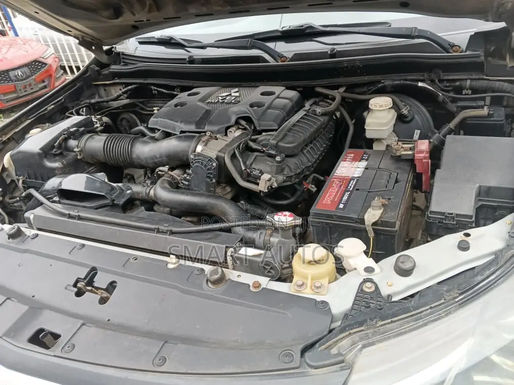Mitsubishi Pajero V80 3.5 V6 GL/GLS 2016 Silver