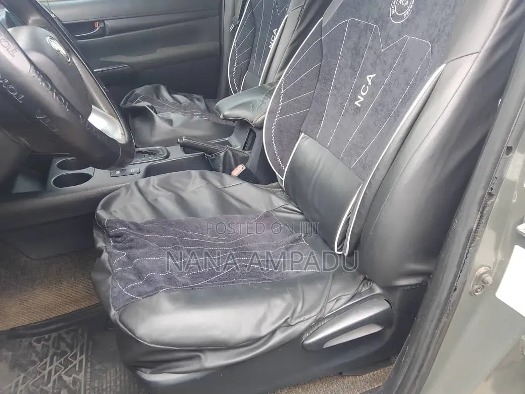 Toyota Hilux 2017 Gray