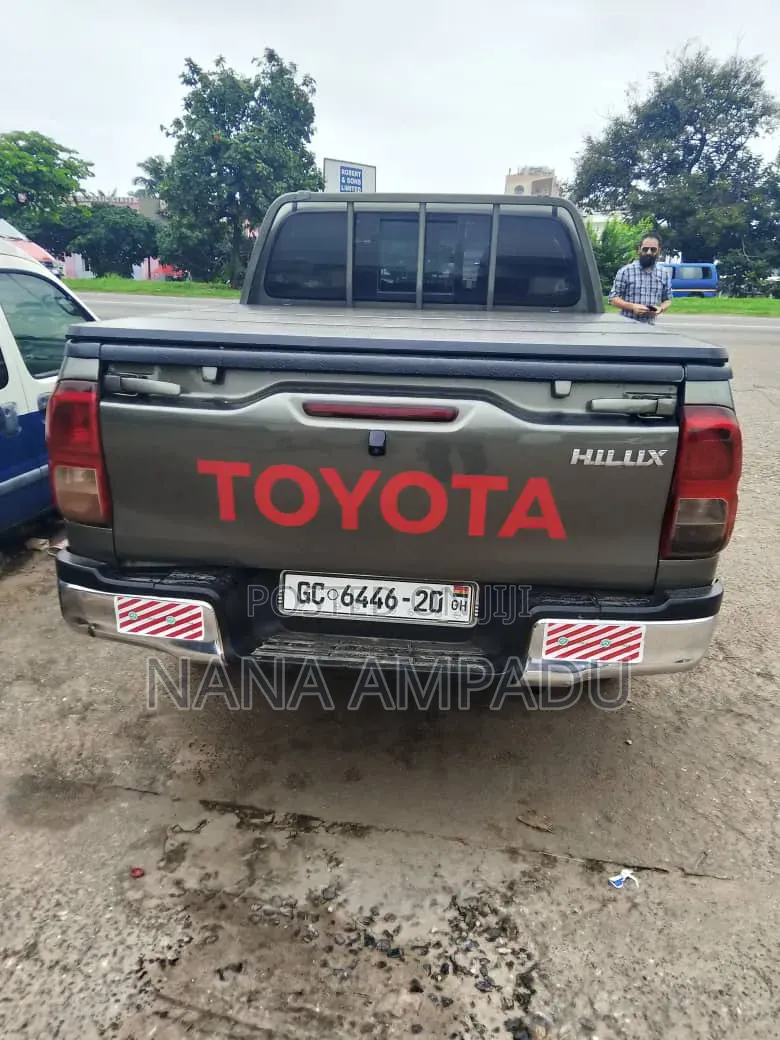 Toyota Hilux 2017 Gray