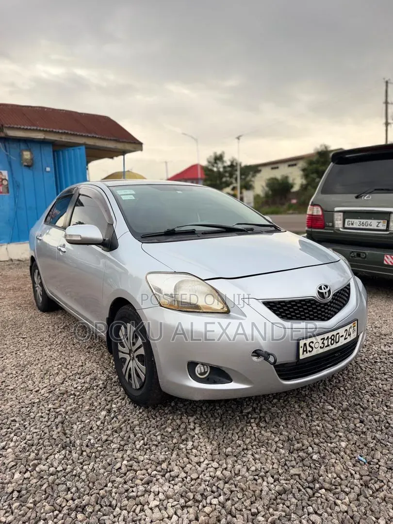 Toyota Belta 2011 Silver