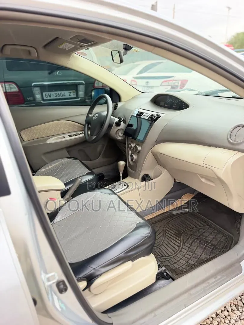 Toyota Belta 2011 Silver