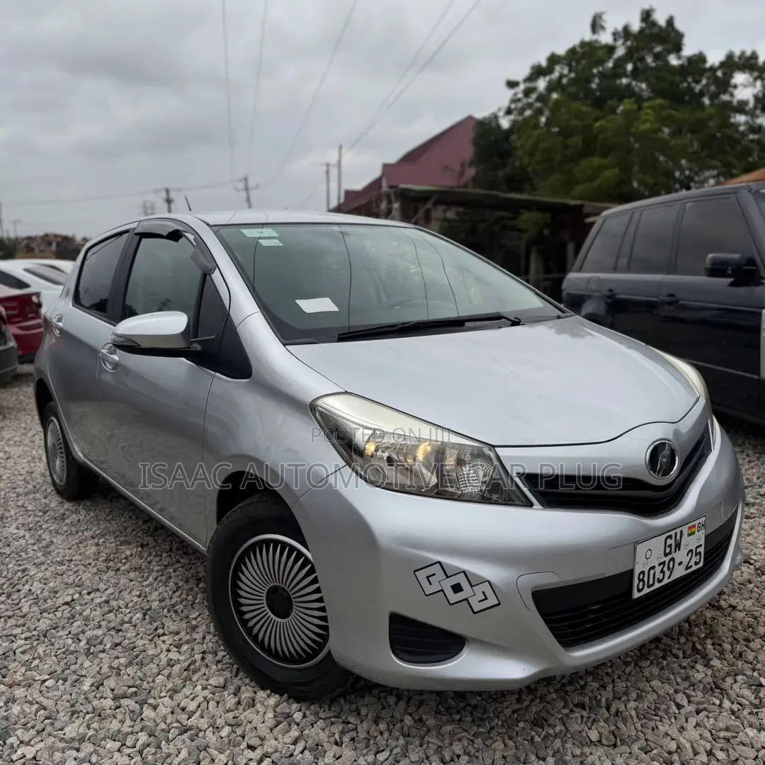Toyota Vitz 2013 Silver