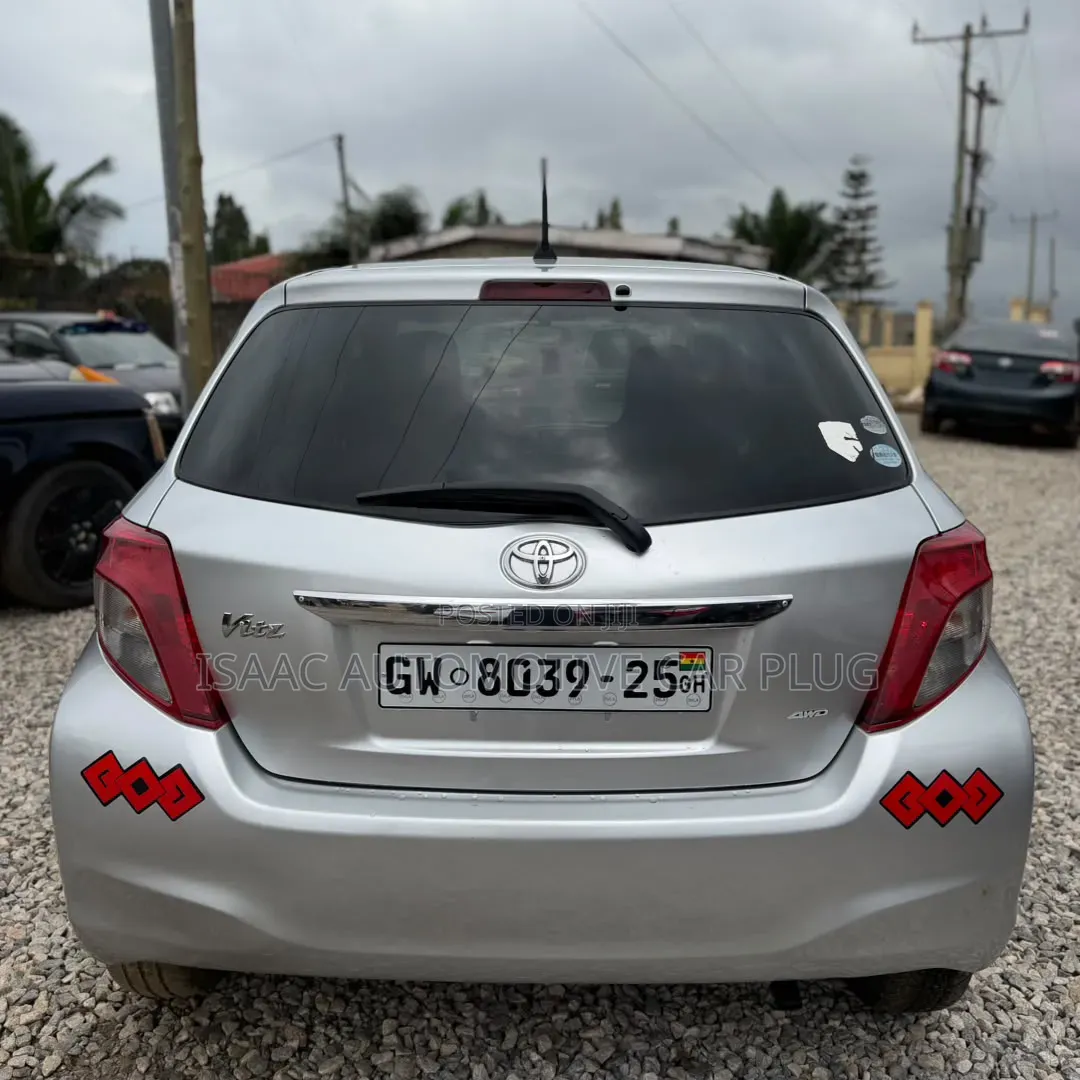Toyota Vitz 2013 Silver