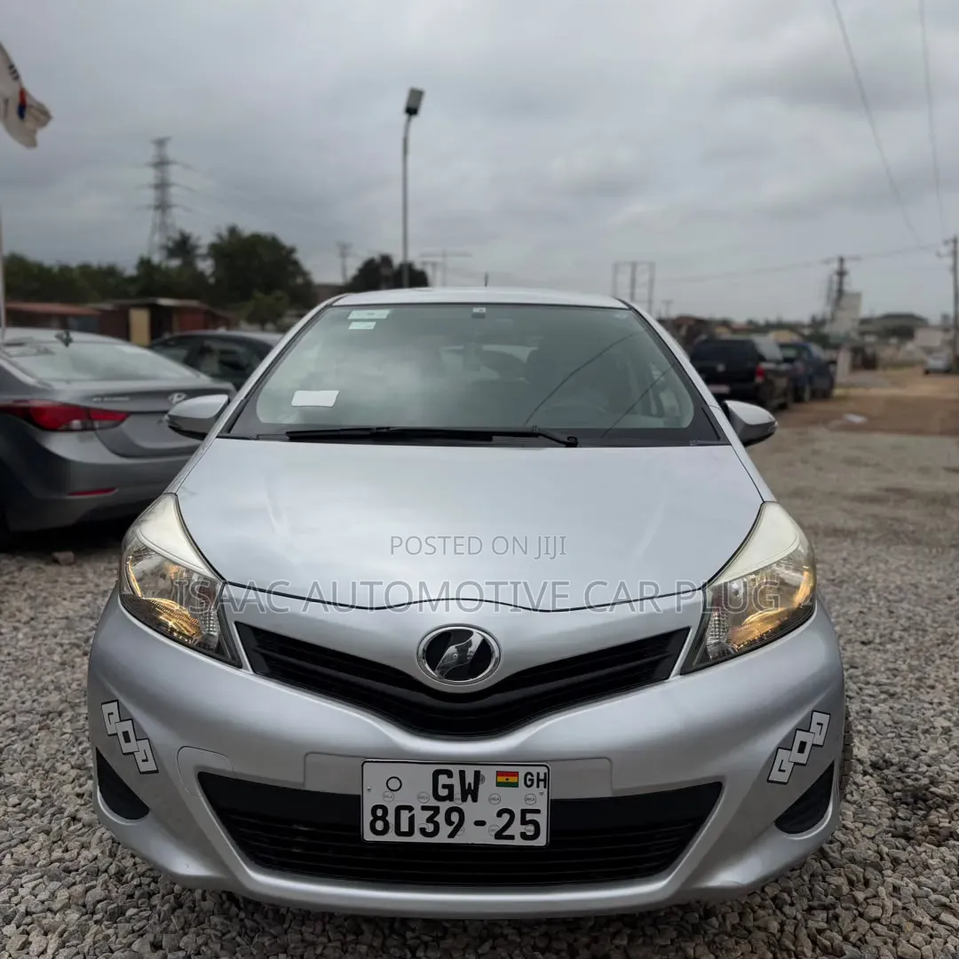 Toyota Vitz 2013 Silver