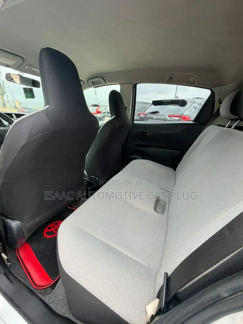Toyota Vitz 2013 Silver