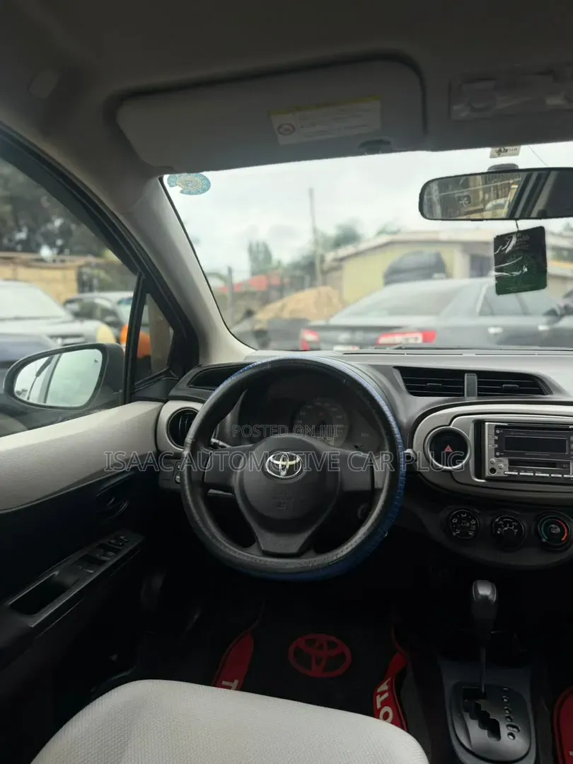 Toyota Vitz 2013 Silver