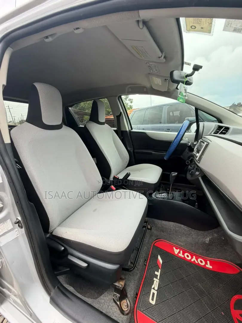 Toyota Vitz 2013 Silver