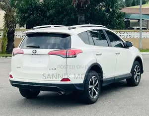Toyota RAV4 SE AWD (2.5L 4cyl 6A) 2017 White