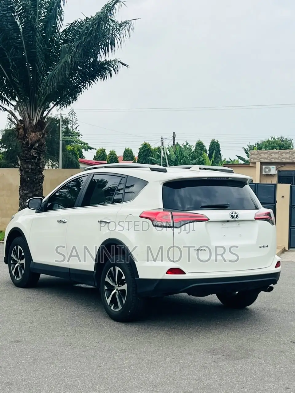 Toyota RAV4 SE AWD (2.5L 4cyl 6A) 2017 White